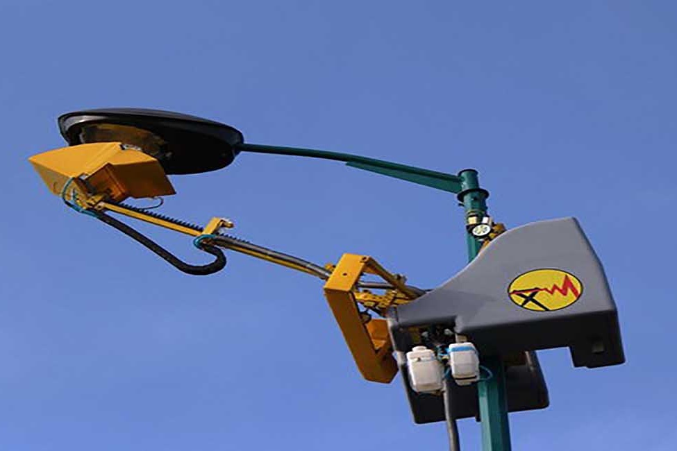 Self-Adjusting Climbing and Painting Robot for Painting